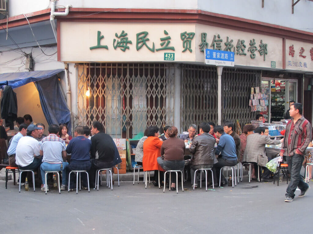 A full curbside restaurant in Shanghai
